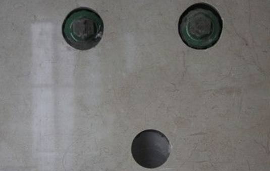 墙上打孔瓷砖打烂怎么办呢(墙上打孔瓷砖打烂怎么办呢视频)