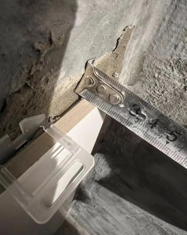 墙面瓷砖脱落用什么胶能粘贴复原(墙面瓷砖脱落用什么胶能粘贴复原呢)